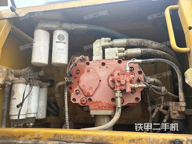 液压泵舱室正面整体（整机外观）