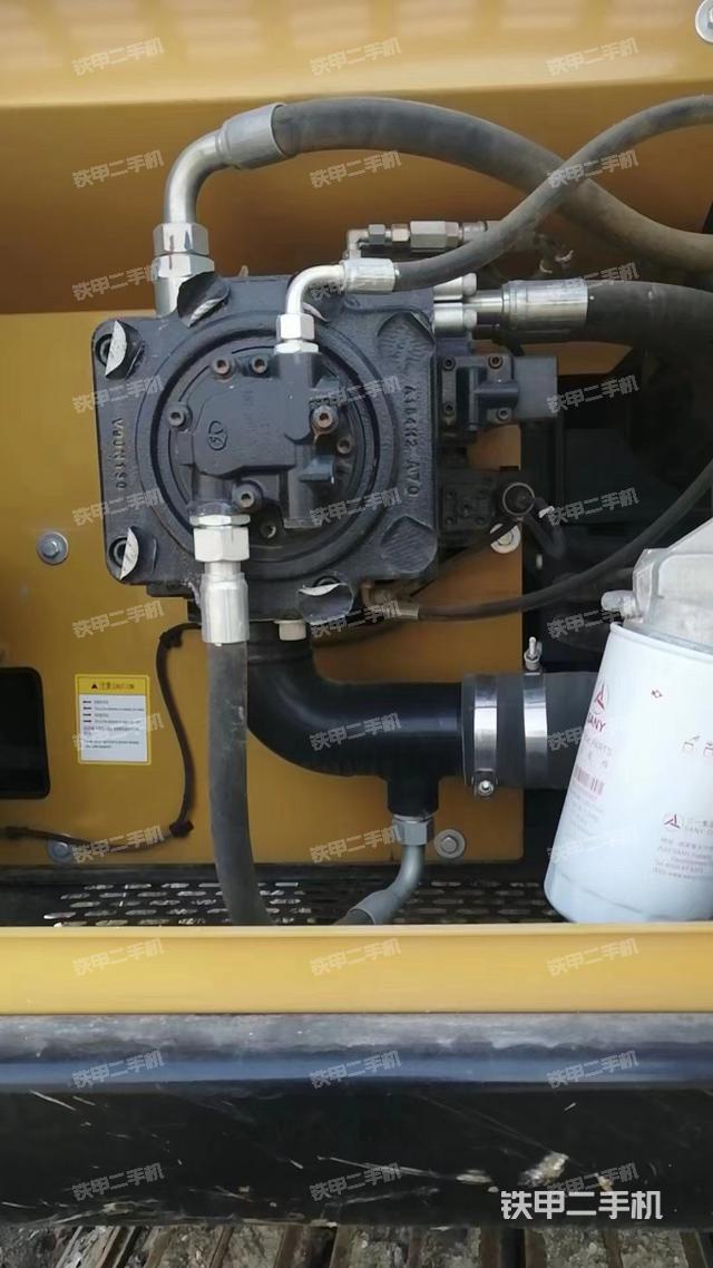 液压泵舱室正面整体（整机外观）