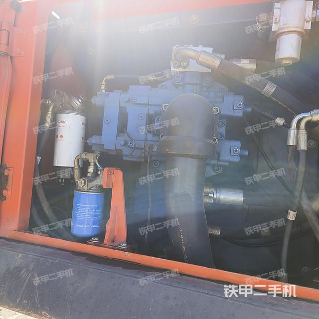 液压泵舱室正面整体（整机外观）