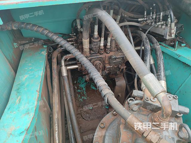 回转马达和主控阀（整机外观）