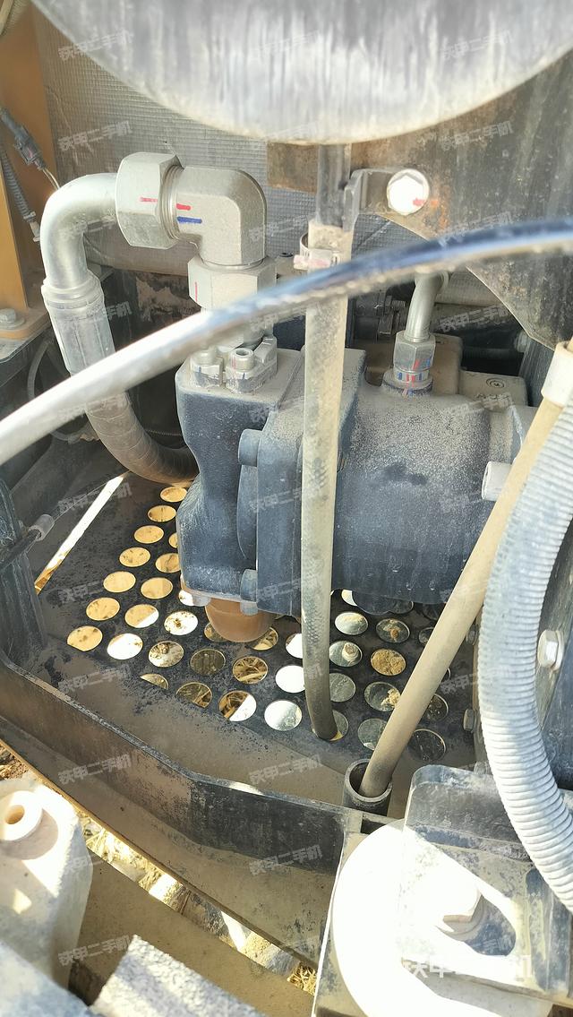 液压泵舱室正面整体（整机外观）