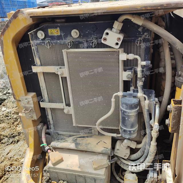 液压泵舱室正面整体（整机外观）