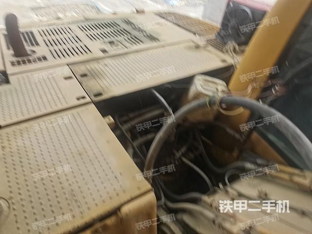 液压泵舱室正面整体（整机外观）
