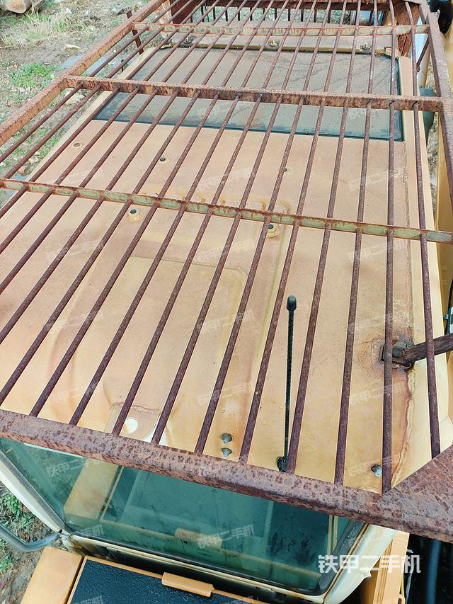 驾驶室顶部（整机外观）