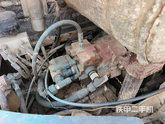 液压泵舱室正面整体（整机外观）