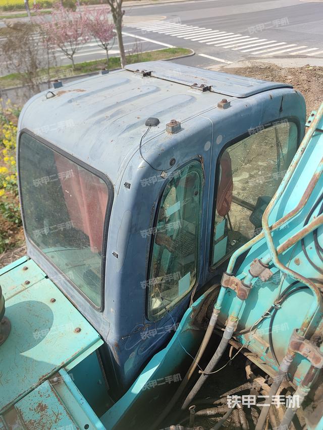 驾驶室顶部（整机外观）