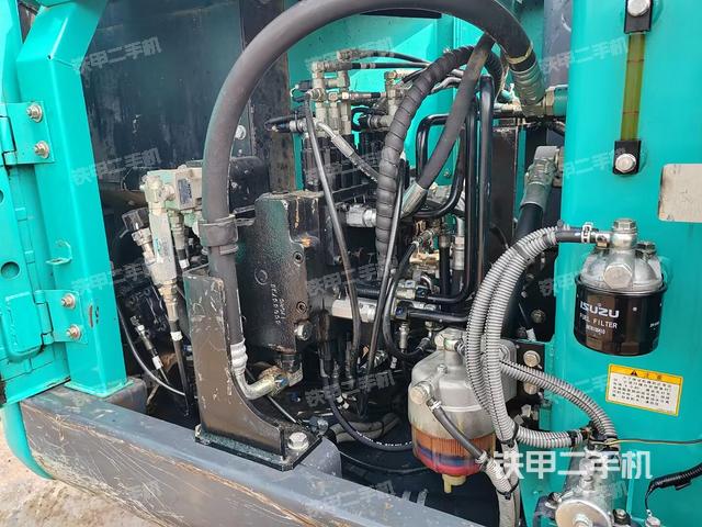 回转马达和主控阀（整机外观）