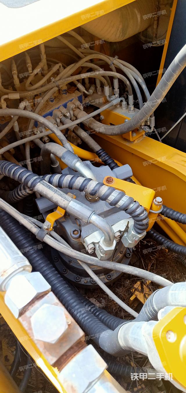 回转马达和主控阀（整机外观）