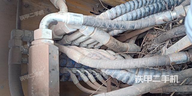 回转马达和主控阀（整机外观）