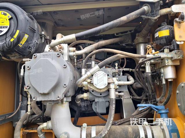 液压泵舱室正面整体（整机外观）