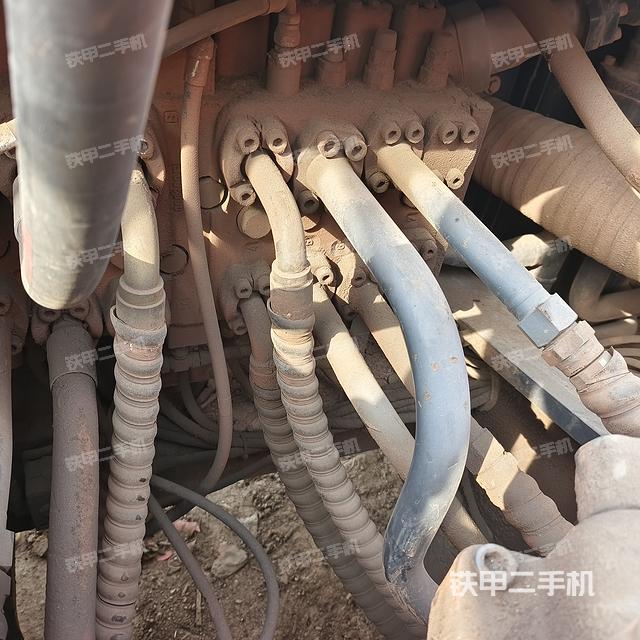 回转马达和主控阀（整机外观）