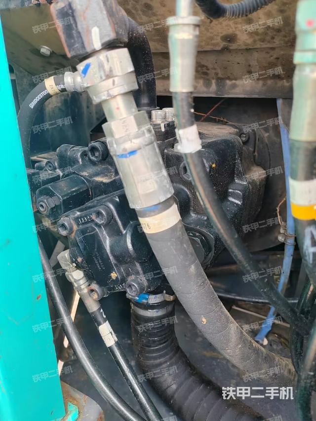 液压泵舱室正面整体（整机外观）