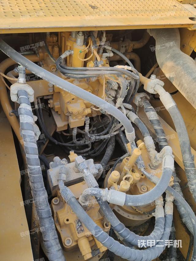 回转马达和主控阀（整机外观）