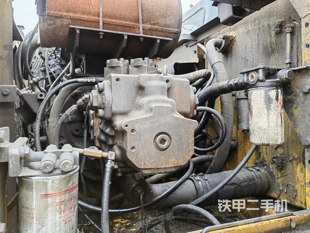 液压泵舱室正面整体（整机外观）