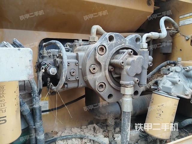 液压泵舱室正面整体（整机外观）