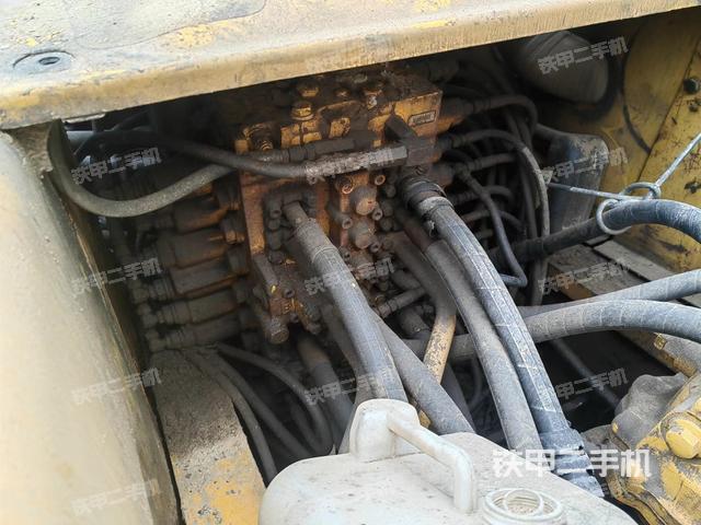 回转马达和主控阀（整机外观）