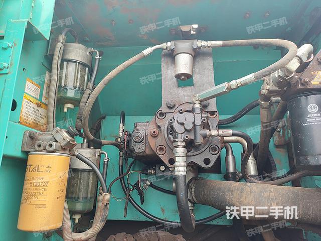 液压泵舱室正面整体（整机外观）