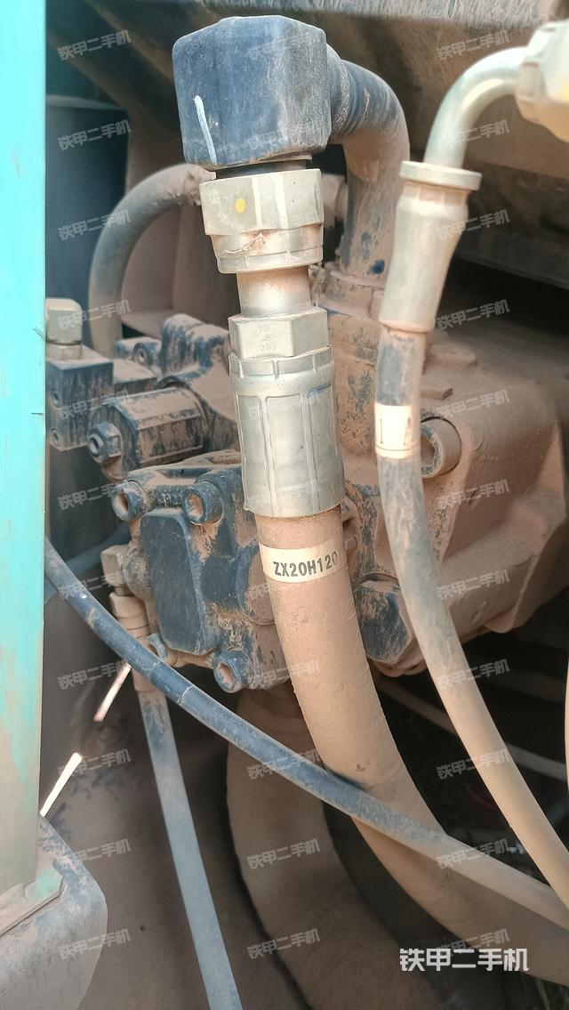 液压泵舱室正面整体（整机外观）