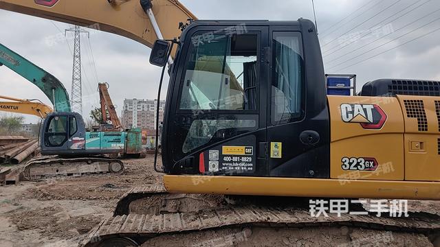 液压泵舱室正面整体（整机外观）