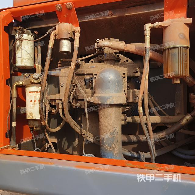 液压泵舱室正面整体（整机外观）