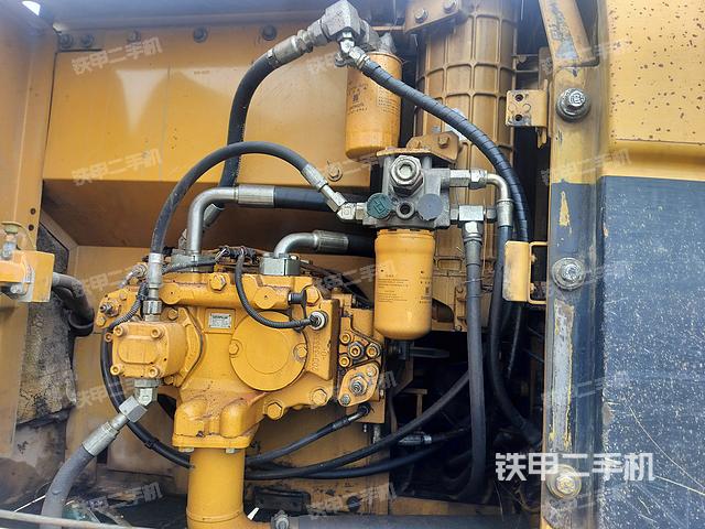 液压泵舱室正面整体（整机外观）