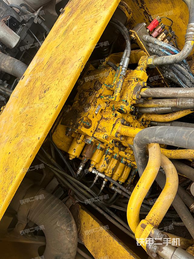 回转马达和主控阀（整机外观）