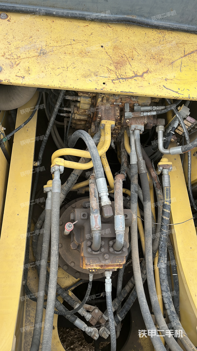 回转马达和主控阀（整机外观）