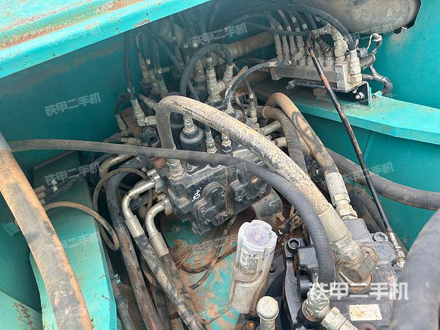 回转马达和主控阀（整机外观）