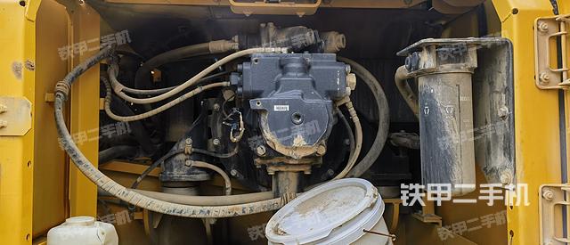 液压泵舱室正面整体（整机外观）