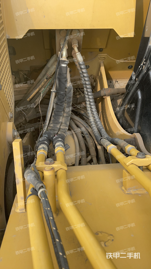 回转马达和主控阀（整机外观）