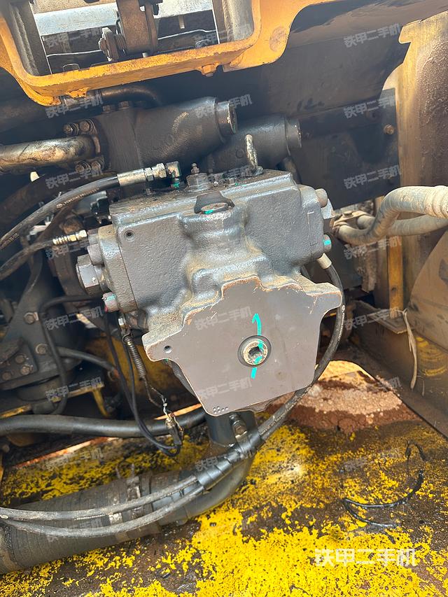 液压泵舱室正面整体（整机外观）