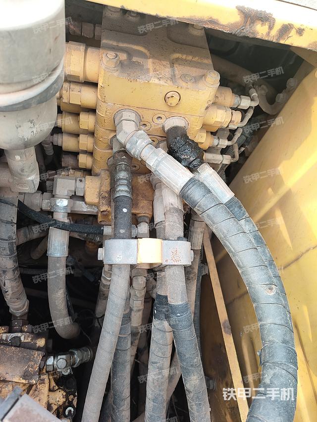 回转马达和主控阀（整机外观）