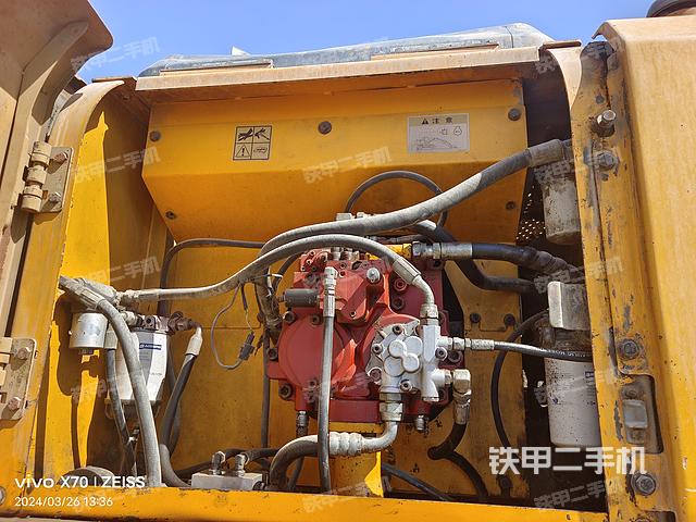 液压泵舱室正面整体（整机外观）