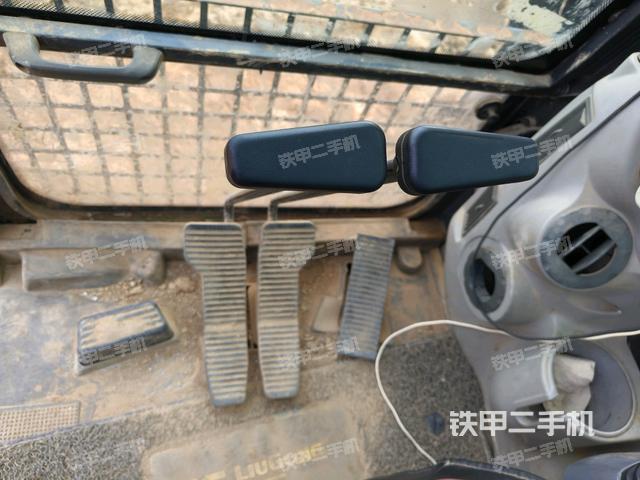 行走控制手柄和踏板 俯拍（驾驶室部分）