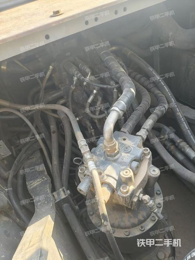 回转马达和主控阀（整机外观）