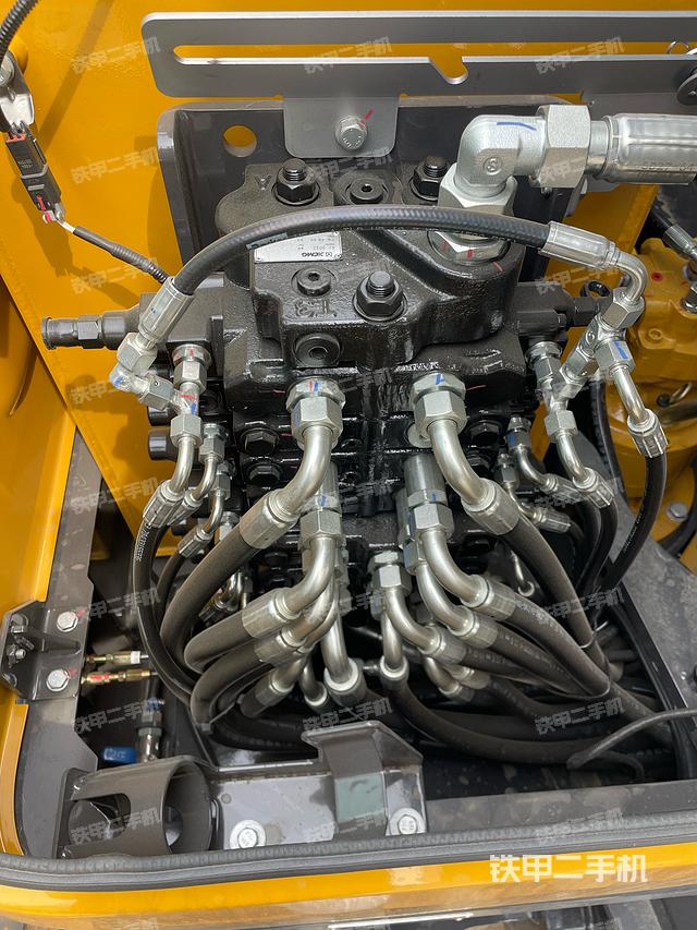 回转马达和主控阀（整机外观）