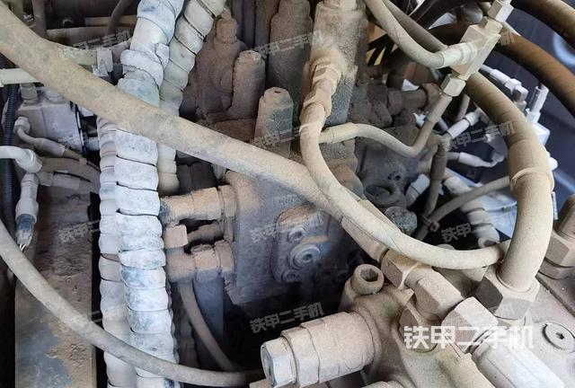 回转马达和主控阀（整机外观）