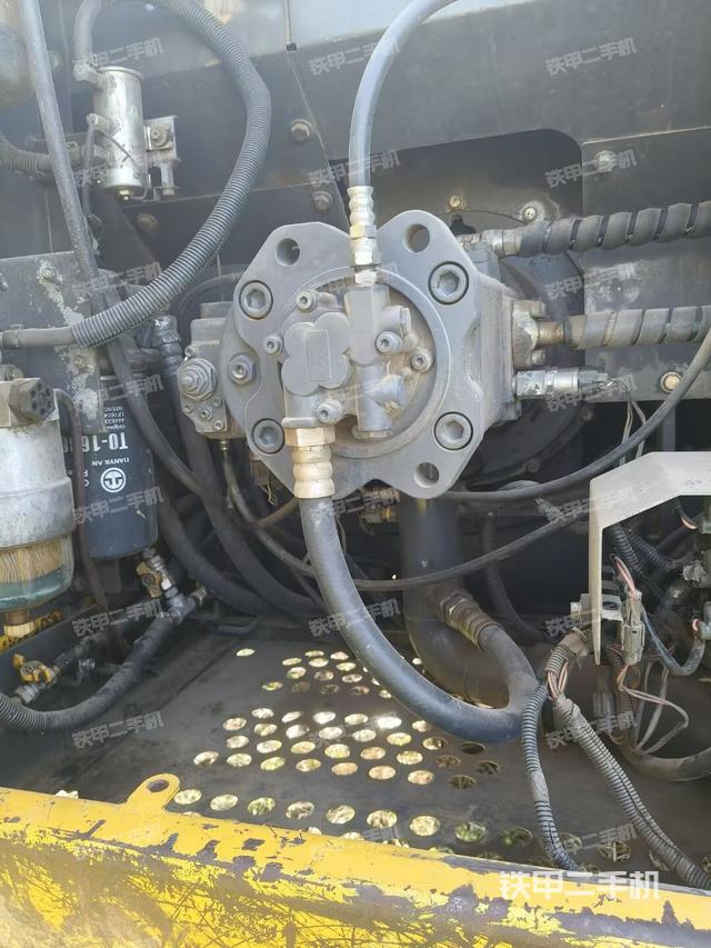 液压泵舱室正面整体（整机外观）