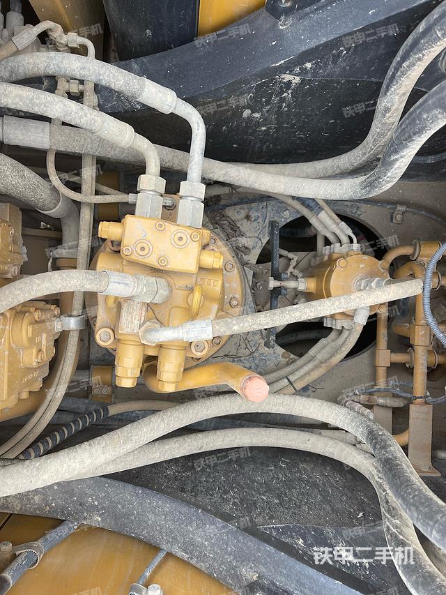 回转马达和主控阀（整机外观）