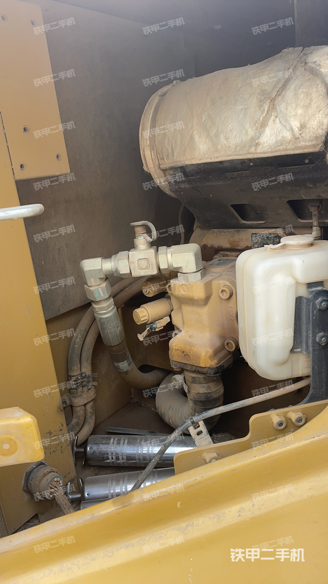 液压泵舱室正面整体（整机外观）