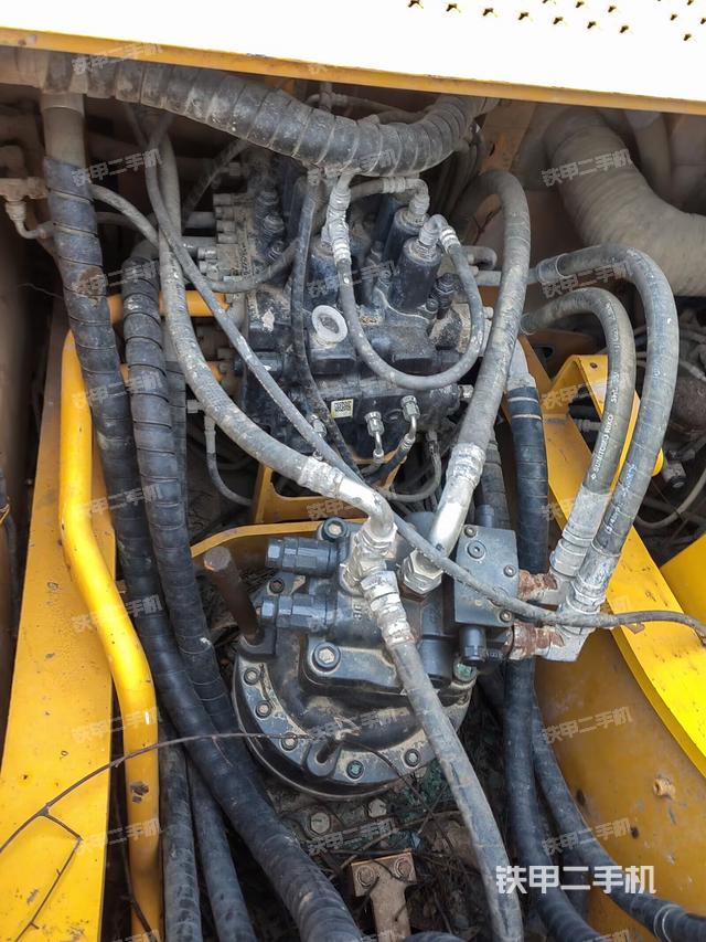 回转马达和主控阀（整机外观）