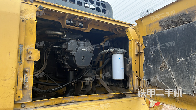 液压泵舱室正面整体（整机外观）