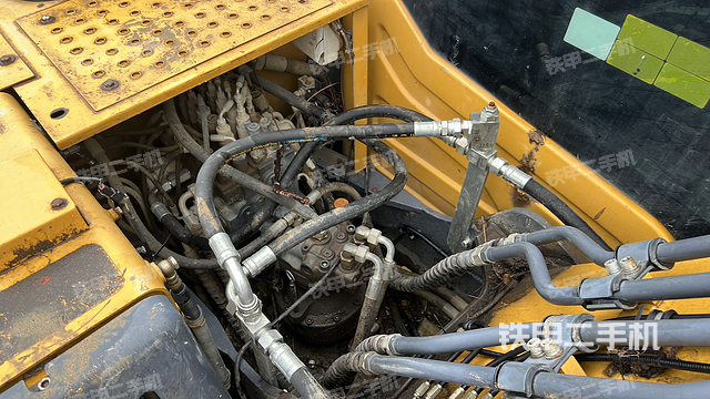 回转马达和主控阀（整机外观）