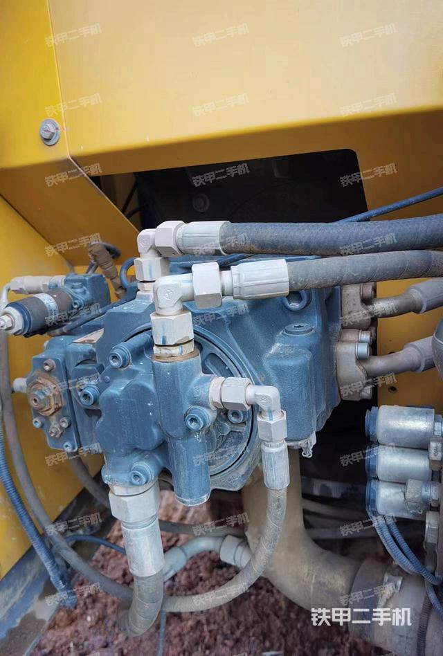 液压泵舱室正面整体（整机外观）