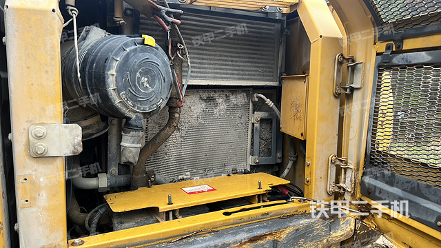 液压泵舱室正面整体（整机外观）