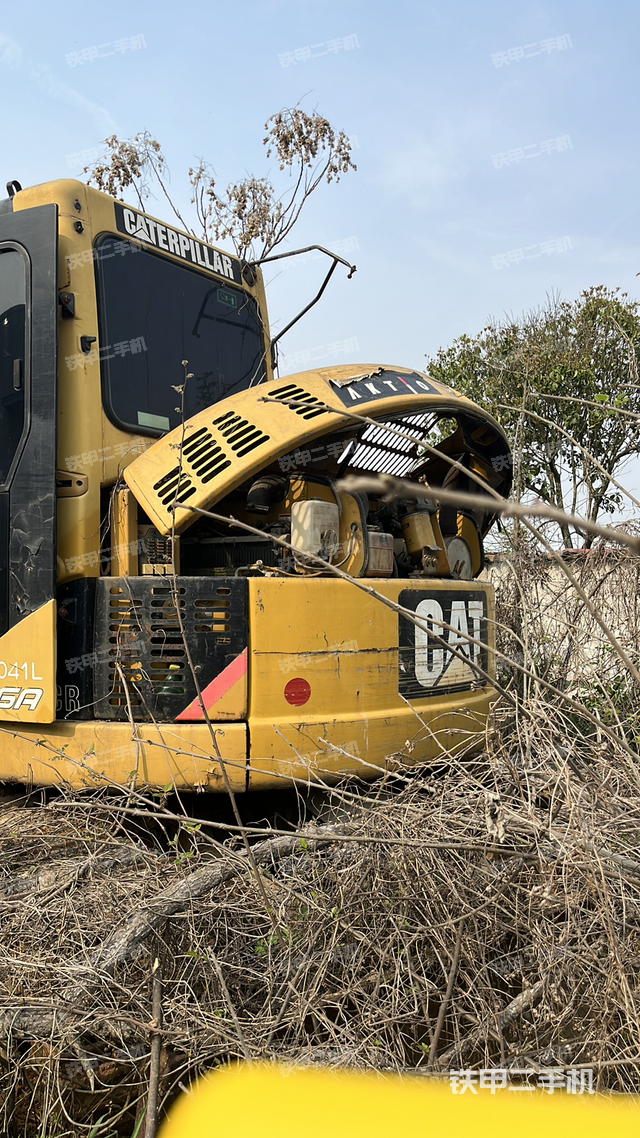 液压泵舱室正面整体（整机外观）