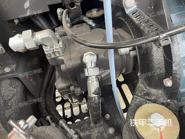 液压泵舱室正面整体（整机外观）