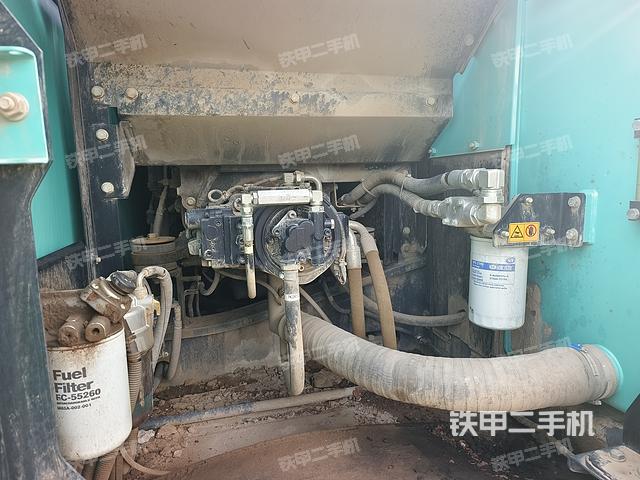 液压泵舱室正面整体（整机外观）