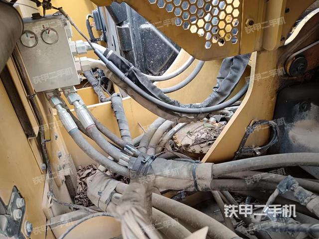 回转马达和主控阀（整机外观）