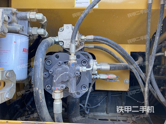 液压泵舱室正面整体（整机外观）